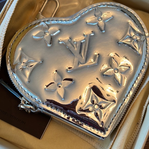 Louis Vuitton heart shaped coin purse - Picture 2 of 9